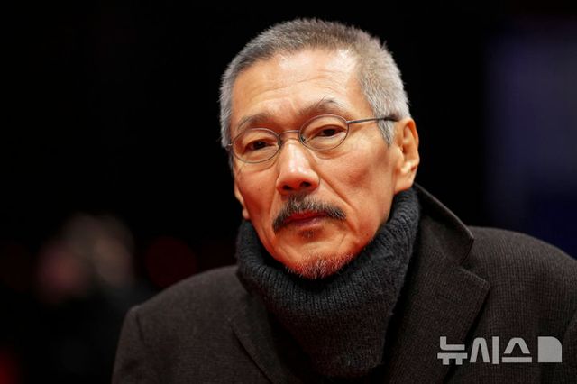 [베를린=AP/뉴시스] 홍상수 감독이 20일(현지 시간) 독일 베를린에서 열린 제75회 베를린 국제영화제에서 영화 ‘그 자연이 네게 뭐하고 하니' 레드 카펫 행사에 참석해 포토 타임을 갖고 있다. 임신 중인 김민희는 홍 감독과 베를린에 동행했으나, 공식 석상에는 서지 않았다. 2025.02.21. / 사진 = 뉴시스