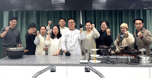 순창군이 지역 농특산물을 활용한 새로운 지역 특산품으로 '순창 담은 초콜릿'을 개발, 오는 3월14일 화이트데이를 맞아 본격 출시할 예정이다. '순창 담은 초콜릿' 개발에 참여한 국내 유명 쇼콜라티에 피정훈 대표(왼쪽 여섯번째)와 레시피교육에 참여한 지역 업체 관계자들이 사진을 찍고 있다. *재판매 및 DB 금지 / 사진 = 뉴시스