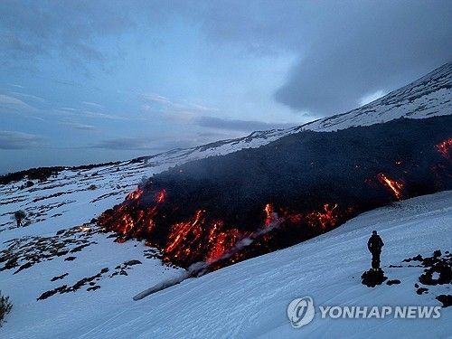 에트나 화산에서 흘러나오는 용암[AFP=연합뉴스] / 사진 = 연합뉴스