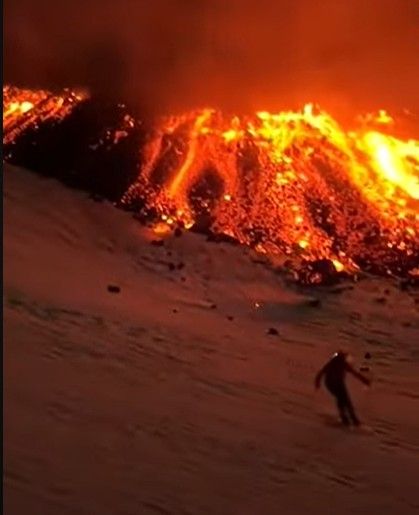 흘러내리는 용암 옆에서 스키타는 관광객들[유튜브 캡처. 재배포 및 DB 금지] / 사진 = 연합뉴스
