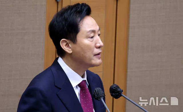 오세훈 서울시장이 지난 20일 오전 서울 종로구 서울시의회에서 열린 '제328회 임시회 제3차 본회의' 서울시정 및 교육행정에 관한 질문에서 이소라 더불어민주당 시의원의 질의에 답변하고 있다. 2025.02.20. / 사진 = 뉴시스