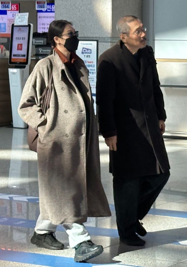 배우 김민희와 홍상수 감독이 지난 19일 인천국제공항을 통해 독일 베를린으로 출국하고 있다. (사진=BBS 제공) 2025.02.21.&nbsp; *재판매 및 DB 금지 / 사진 = 뉴시스