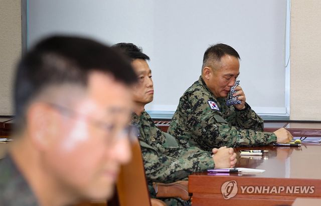 특수전사령관 산하 이상현 1공수여단장이 10일 서울 여의도 국회에서 열린 국방위원회 전체회의에서 눈물을 닦고 있다. 2024.12.10 / 사진 = 연합뉴스