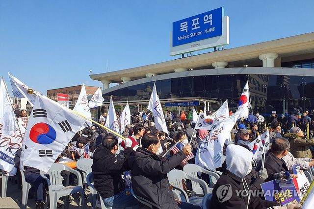 22일 오후 전남 목포역 광장에서 보수성향 기독교단체 세이브코리아가 윤석열 대통령 탄핵 반대와 석방을 촉구하는 집회를 열고 있다. 2025.2.22 / 사진 = 연합뉴스