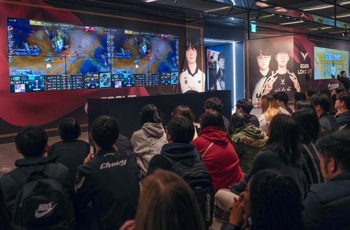 2025 LCK컵 결승 진출전이 열린 22일 서울 종로구 LoL 파크에서 티켓이 없는 팬들이 경기장 바깥에서 관람하고 있다.2025.2.22 / 사진 = 연합뉴스
