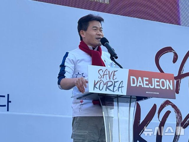 22일 오후 대전 서구 둔산동 대전시청 인근에서 열린 윤석열 대통령 탄핵 반대 집회에서 전한길 강사가 발언하고 있다. 2025.02.22. / 사진 = 뉴시스