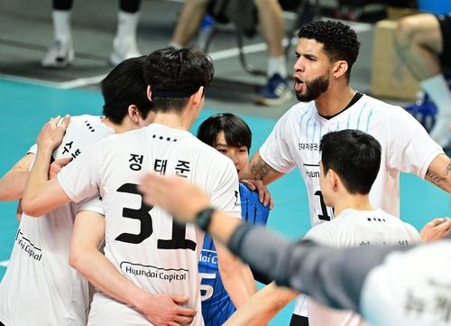 득점 후 기뻐하는 현대캐피탈 선수들[한국배구연맹 제공. 재판매 및 DB 금지] / 사진 = 연합뉴스