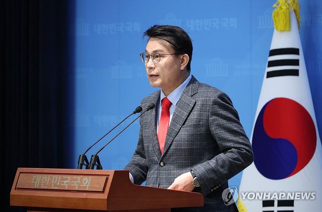 국민의힘 윤상현 의원이 23일 오전 서울 여의도 국회 소통관에서 현안 관련 기자회견을 하고 있다. 2025.2.23 / 사진 = 연합뉴스