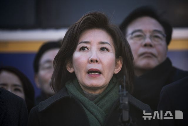 나경원 국민의힘 의원이 지난 17일 서울 종로구 헌법재판소에서 윤석열 대통령 최소한 방어권 보장 촉구 및 불공정성 규탄과 관련해 헌법재판소 사무처장과 면담을 마친 뒤 취재진 앞에 입장을 밝히고 있다. 2025.02.17. / 사진 = 뉴시스