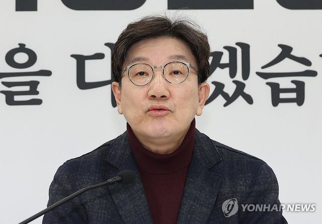 국민의힘 권성동 원내대표가 23일 서울 여의도 국회에서 현안 관련 기자간담회를 하고 있다. 2025.2.23 / 사진 = 연합뉴스