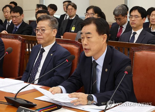 허석곤 소방청장(오른쪽)이 25일 국회에서 열린 행정안전위원회 전체회의에서 의원 질의에 답변하고 있다. 2025.2.25 / 사진 = 연합뉴스