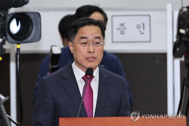 이진동 대검찰청 차장검사가 25일 서울 여의도 국회에서 열린 '윤석열 정부의 비상계엄 선포를 통한 내란 혐의 진상규명 국정조사 특별위원회' 5차 청문회에서 위원 질문에 답하고 있다. 2025.2.25 / 사진 = 연합뉴스