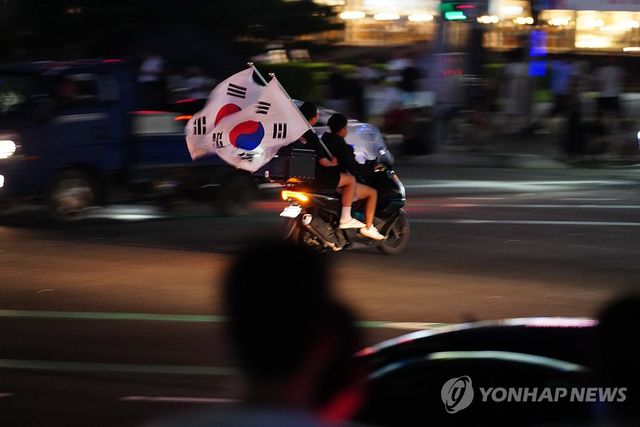 지난해 8월 15일 새벽 천안시 쌍용동 일봉산사거리 일대가 오토바이 폭주족들로 어수선하다. [독자 제공. 재판매 및 DB 금지] / 사진 = 연합뉴스