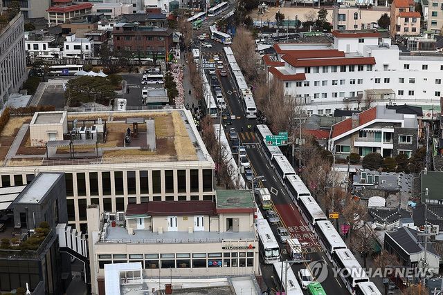 윤석열 대통령 탄핵심판 11차 변론이 열리는 25일 서울 종로구 헌법재판소 인근에 경찰 버스들이 주차돼 있다. 2025.2.25 / 사진 = 연합뉴스