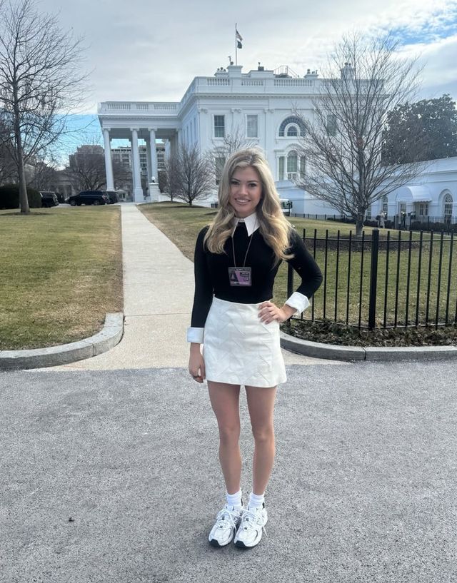 윈터스는 자신의 SNS에 백악관 출입기자로 근무한 첫날 사진을 올렸다. 사진 속 그는 검은색 니트 상의와 흰색 미니스커트를 입은 채 