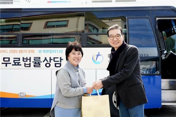 이종엽 이사장(오른쪽)이 남원시 장애인종합복지관을 찾아 임은용(왼쪽) 관장과 인사를 나누고 있다. (사진=대한법률구조공단 제공) *재판매 및 DB 금지 / 사진 = 뉴시스