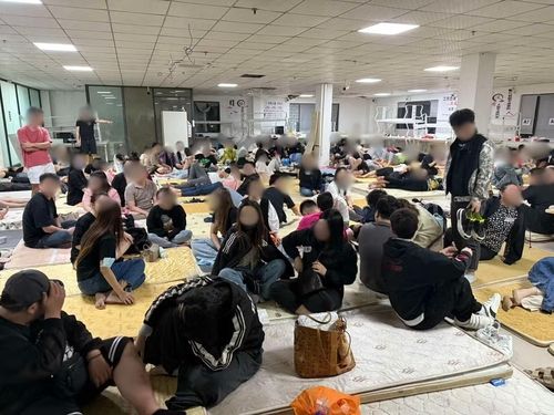 지난 26일(현지시간) 필리핀 마닐라 인근 파사이시의 한 건물에서 비밀리에 불법 영업하던 중국계 온라인 도박장을 당국이 단속, 한국인 24명을 포함해 외국인 401명 등을 체포했다. 2025.02.27[인콰이어러 홈페이지 캡처. 재판매 및 DB 금지] / 사진 = 연합뉴스