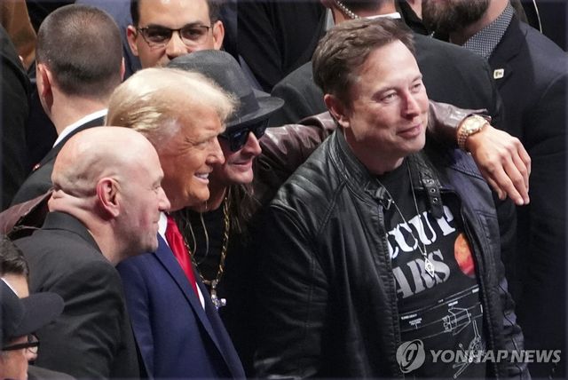작년 11월 화이트 및 머스크와 UFC 경기 동반 관람한 트럼프[AP 연합뉴스 자료사진. 재판매 및 DB 금지] / 사진 = 연합뉴스