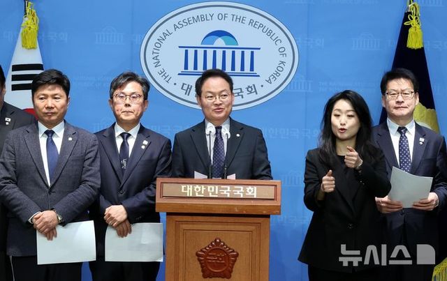 허영 국회 예산결산특별위원회 더불어민주당 간사를 비롯한 민주당 의원들이 3일 오전 서울 여의도 국회 소통관에서 열린 민주당 예결특위 기자회견에서 발언을 하고 있다. 이날 참석자들은 기자회견문을 통해 “국민의힘은 내란수괴의 허무맹랑한 주장에 편승해 거짓과 선동으로 국민을 호도하지 말아야 할 것”이라고 지적했다. 2025.02.03. / 사진 = 뉴시스