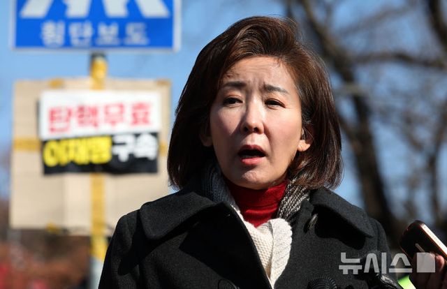 윤석열 대통령과 면회를 마친 나경원 국민의힘 의원이 3일 경기도 의왕시 서울구치소 앞에서 취재진 질문에 답하고 있다. 2025.02.03. / 사진 = 뉴시스