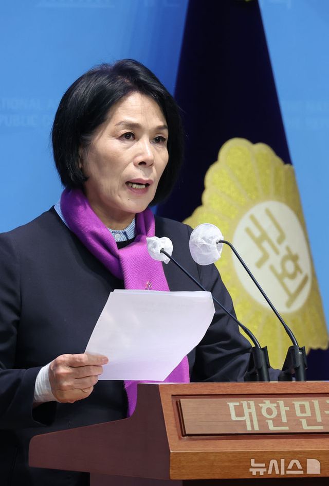 최민희 국회 과방위원장(더불어민주당 의원)이 29일 서울 여의도 국회 소통관에서 추경호 국민의힘 원내대표 국회 윤리위원회 제소 기자회견을 하고 있다. 2024.10.29. / 사진 = 뉴시스