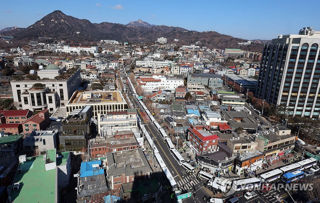 윤석열 대통령이 탄핵심판 5차 변론에 출석한 4일 오후 서울 종로구 헌법재판소 주변 도로에 경찰버스로 차벽이 세워져 있다. 2025.2.4 / 사진 = 연합뉴스