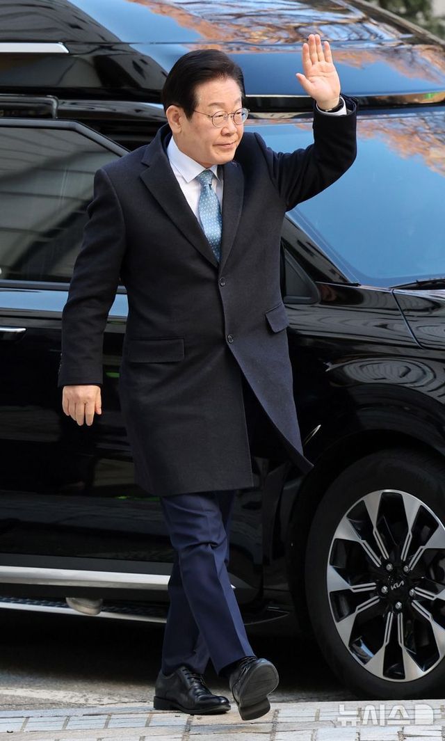 이재명 더불어민주당 대표가 4일 서울 서초구 서울중앙지법에서 열린 '대장동·위례·성남FC·백현동 의혹' 관련 특정범죄가중처벌등에관한법률위반(뇌물) 혐의 공판에 출석하며 지지자들에 손 인사를 하고 있다. (공동취재) 2025.02.04. / 사진 = 뉴시스
