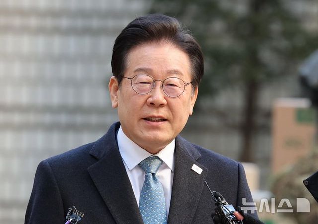 이재명 더불어민주당 대표가 4일 서초구 서울중앙지법에서 열린 '대장동·위례·성남FC·백현동 의혹' 관련 특정범죄가중처벌등에관한법률위반(뇌물) 혐의 공판에 출석하며 취재진 질문에 답하고 있다. (공동취재) 2025.02.04. / 사진 = 뉴시스