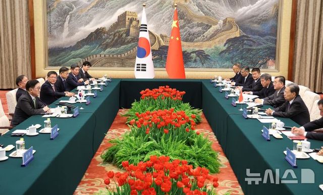 중국을 방문한 우원식 국회의장 일행이 5일 중국 베이징 인민대회당에서 중국 내 서열 3위이자 국회의장격인 자오러지 전국인민대표대회(전인대) 상무위원장 일행과 만남을 갖고 있다.(사진=국회의장실 제공) 2025.2.5 / 사진 = 뉴시스