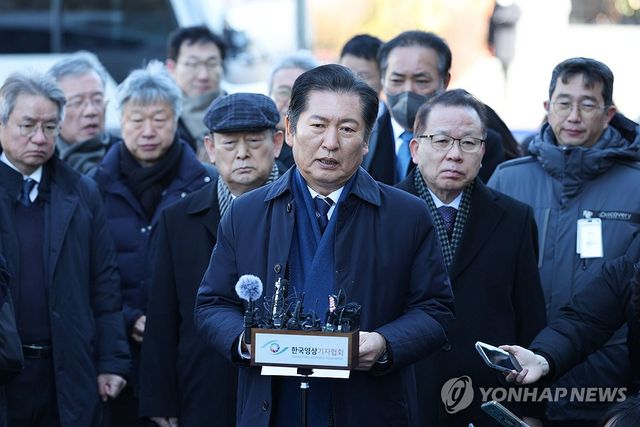 윤석열 대통령 탄핵심판 5차 변론기일이 열린 4일 정청래 국회 탄핵소추위원장이 서울 종로구 헌법재판소 심판정 안으로 들어서기 전 입장을 밝히고 있다. 2025.2.4 [사진공동취재단] / 사진 = 연합뉴스