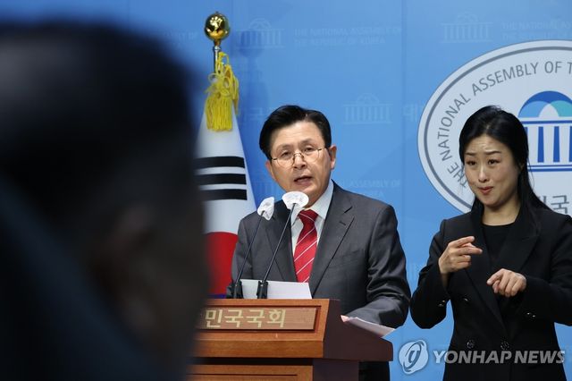 황교안 전 국무총리가 19일 오후 서울 여의도 국회 소통관에서 현 시국관련 긴급 기자회견을 하고 있다. 2024.12.19 / 사진 = 연합뉴스