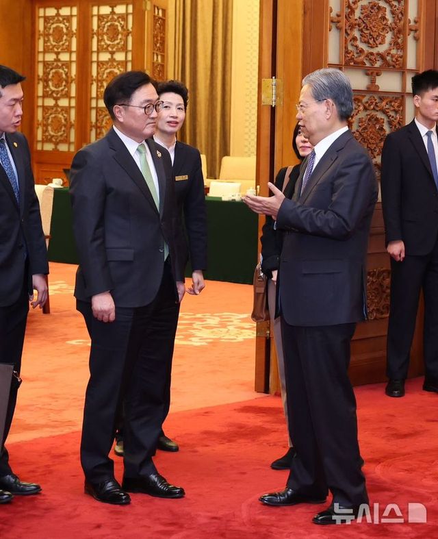 중국을 방문한 우원식 국회의장이 5일 중국 베이징 인민대회당에서 중국 내 서열 3위이자 국회의장격인 자오러지 전국인민대표대회(전인대) 상무위원장(오른쪽)과 만나 대화를 나누고 있다.(사진=국회의장실 제공) 2025.2.5 / 사진 = 뉴시스