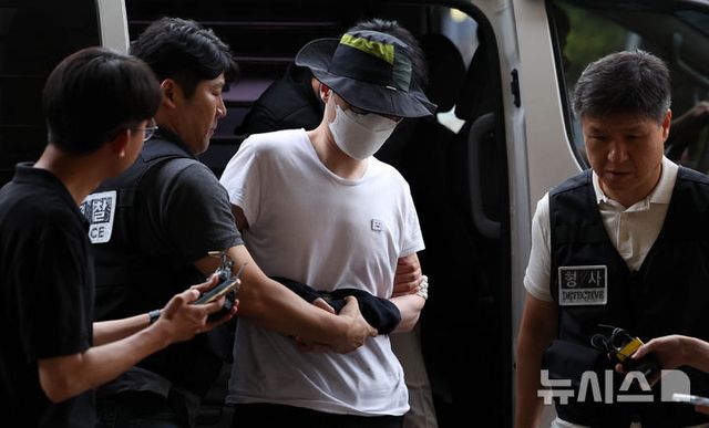 서울 은평구 소재 아파트 단지에서 같은 아파트 주민에게 일본도를 휘둘러 살해한 30대 남성 백 모씨가 1일 서울 마포구 서울서부지법에서 열린 살인 혐의 영장실질심사(구속 전 피의자심문)에 출석하고 있다. 2024.08.01. / 사진 = 뉴시스