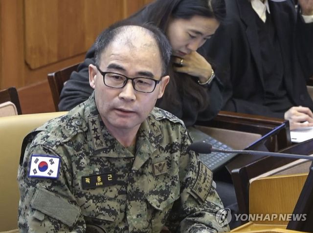 곽종근 전 육군 특수전사령관이 6일 서울 종로구 헌법재판소에서 열린 윤석열 대통령 탄핵 심판 6차 변론에 증인으로 출석해 피청구인인 윤 대통령 측 대리인들의 질문에 답하고 있다. 2025.2.6[헌법재판소 제공. 재판매 및 DB 금지] / 사진 = 연합뉴스