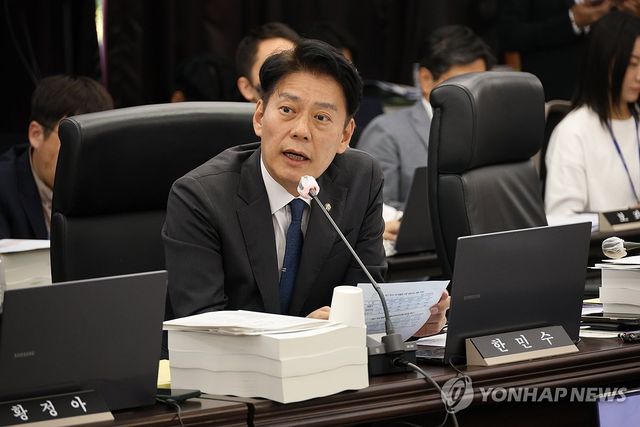 더불어민주당 한민수 의원이 17일 대전 한국과학기술원(KAIST)에서 열린 국회 과학기술정보방송통신위원회의 국정감사에서 질의하고 있다. 2024.10.17 / 사진 = 연합뉴스