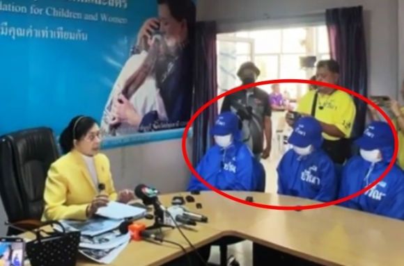 태국 파베나 재단 대표(왼쪽)가 중국 범죄 조직에 강제로 난자 적출을 당한 뒤 구출된 태국 여성 3명과 대화를 나누고 있다. (출처=방콕포스트 ) *재판매 및 DB 금지 / 사진 = 뉴시스