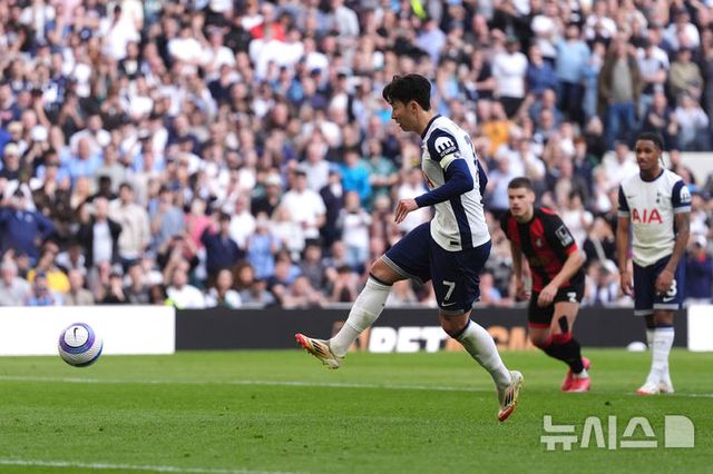 [런던=AP/뉴시스] 토트넘 홋스퍼의 손흥민이 9일(현지 시간) 영국 런던 토트넘 홋스퍼 스타디움에서 열린 224-25 프리미어리그 28라운드 본머스와 경기 후반 37분 페널티킥(PK)으로 동점 골을 넣고 있다. 손흥민은 리그 7호를 기록하며 팀을 패배에서 구했고 토트넘은 2-2로 비겼다. 2025.03.10. / 사진 = 뉴시스