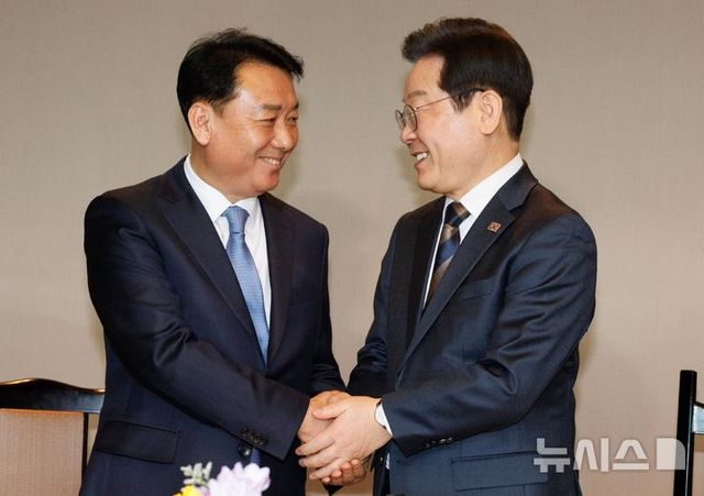 국회사진기자단= 이재명 더불어민주당 대표가 13일 오후 서울 여의도 한 식당에서 이광재(왼쪽) 전 국회 사무총장과 회동하며 악수하고 있다. 2025.03.13. / 사진 = 뉴시스