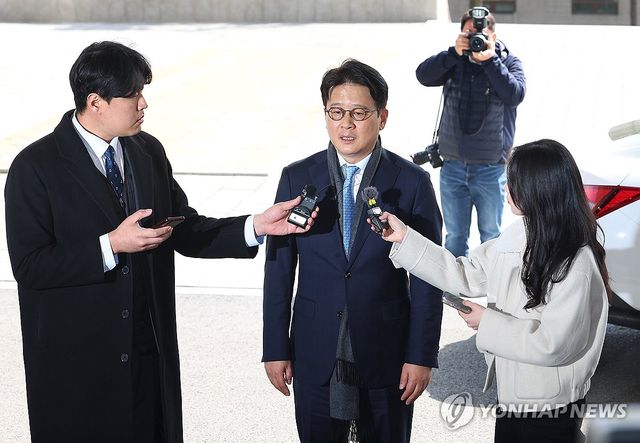 헌법재판소가 이창수 서울중앙지검장에 대한 국회의 탄핵소추를 기각한 13일 이 지검장이 서울 서초구 서울중앙지검으로 출근하며 취재진 질문에 답하고 있다.헌재는 검찰이 김건희 여사를 제3의 장소에서 조사한 것이 재량권 남용이 아니며 도이치모터스 사건 관련 허위사실을 발표했다고 볼 수 없다며 탄핵소추를 기각했다. 2025.3.13 / 사진 = 연합뉴스