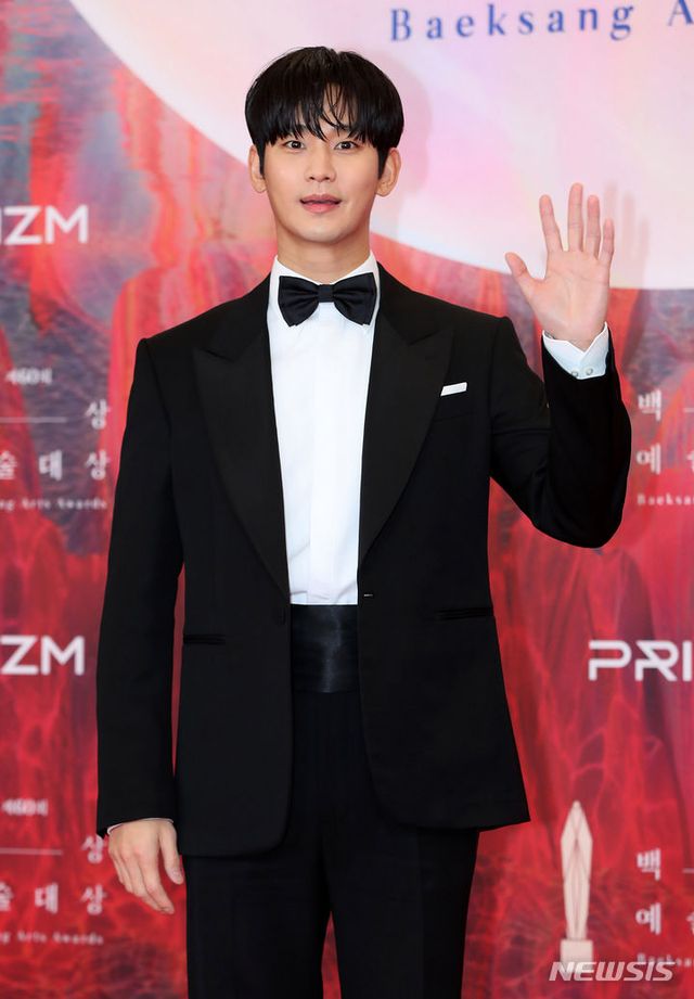 배우 김수현이 7일 오후 서울 강남구 코엑스에서 열린 제60회 백상예술대상 시상식에서 레드카펫을 밟고 있다. 2024.05.07. / 사진 = 뉴시스