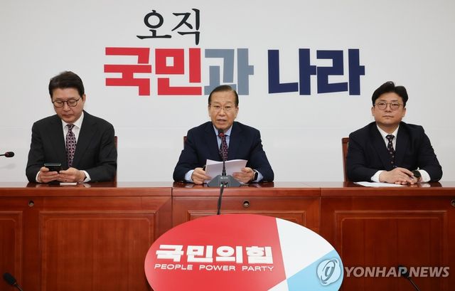 국민의힘 권영세 비상대책위원장(가운데)이 13일 서울 여의도 국회에서 기자회견을 열고 최재해 감사원장과 이창수 서울중앙지검장 등 검사 3명에 대한 탄핵심판 선고와 관련한 입장을 밝히고 있다. 2025.3.13 / 사진 = 연합뉴스