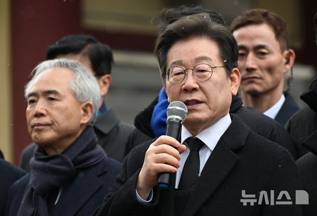 더불어민주당 이재명 대표가 18일 오후 광주 북구 운정동 국립5·18민주묘지를 방문해 추모한 뒤 민주의문 앞에서 기자들과 만나 질의응답을 하고 있다. 2025.03.18. / 사진 = 뉴시스