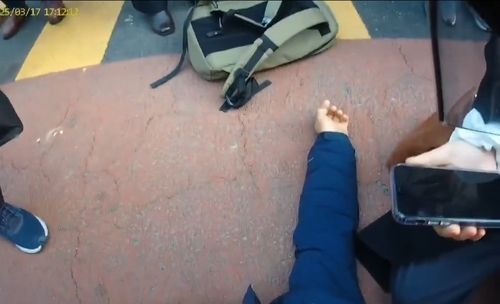 쓰러진 시민 심폐소생술[SNS에 공개된 배달 기사 헬멧 캠 영상 캡처] / 사진 = 연합뉴스