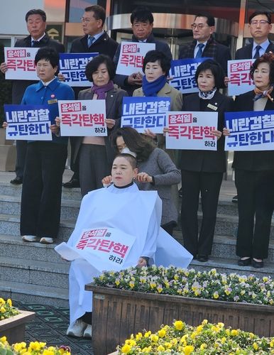 삭발하는 김미연 순천시의원[순천시의회 제공. 재판매 및 DB 금지] / 사진 =&nbsp; 연합뉴스