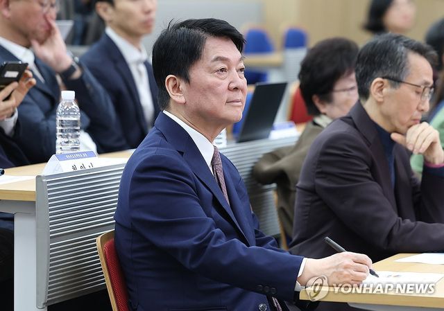 국민의힘 안철수 의원이 10일 서울 종로구 서울대병원 의과대학에서 열린 '의사 수 추계 논문 공모 발표회'에 참석해 있다. 2025.3.10 / 사진 = 연합뉴스