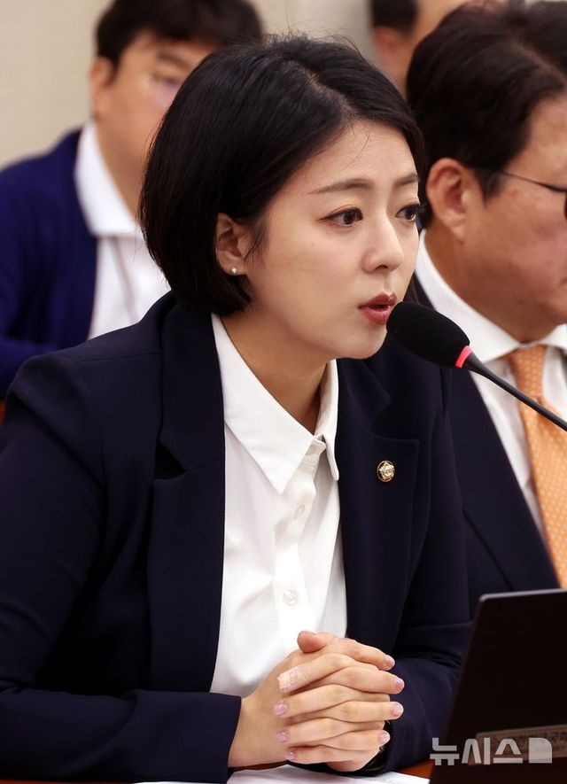 배현진 국민의힘 의원이 지난해 10월10일 오전 서울 여의도 국회 문화체육관광위원에서 열린 국가유산청 등에 대한 국정감사에서 질의를 하고 있다. 2024.10.10. / 사진 = 뉴시스