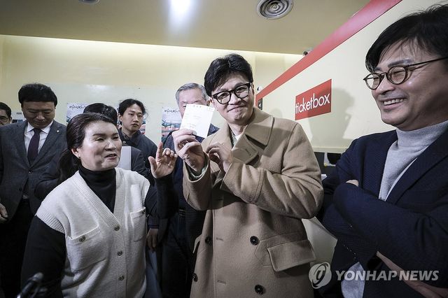두 달여 만에 공개 행보에 나선 국민의힘 한동훈 전 대표가 2일 오후 서울 종로구 대학로 한 극장에서 제2연평해전을 다룬 연극 '바다는 비에 젖지 않는다'를 관람하기 앞서 티켓을 보이고 있다. 2025.3.2 [공동취재] / 사진 = 연합뉴스