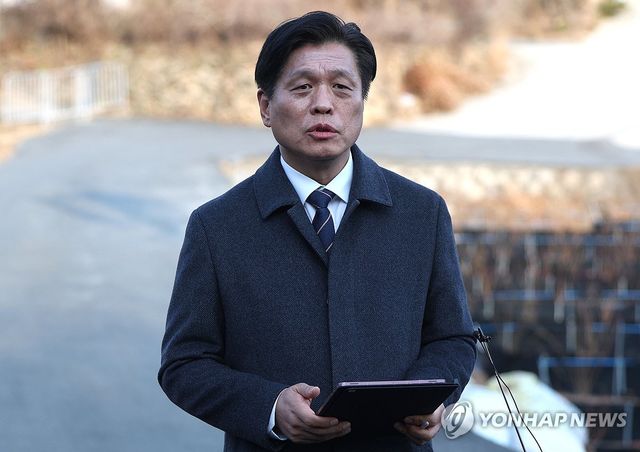 더불어민주당 조승래 수석대변인이 30일 오후 경남 양산시 하북면 평산마을에서 이재명 대표의 문재인 전 대통령 예방 결과를 브리핑하고 있다. 2025.1.30 / 사진 = 연합뉴스