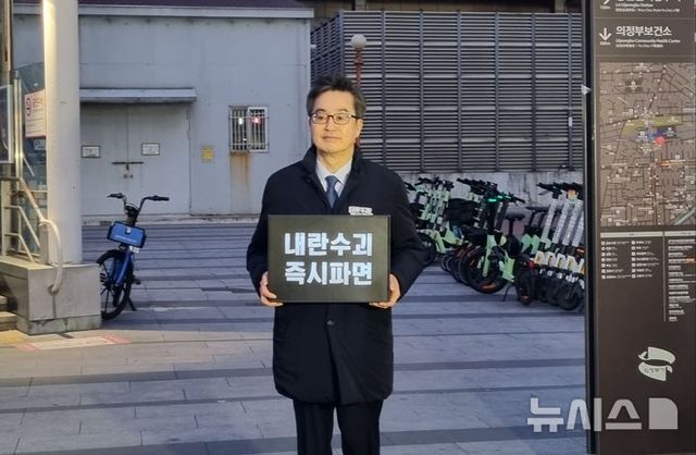 김동연 경기도지사가 17일 오후 경기 의정부역에서 윤석열 대통령 탄핵을 촉구하는 1인 시위를 벌이고 있다. 2025.03.17. / 사진 = 뉴시스