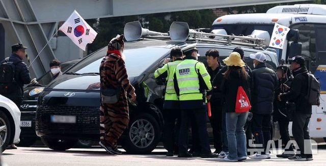 사진은 기사와 무관. 21일 오전 서울 종로구 헌법재판소 인근에서 경찰이 차량 확성기 시위를 하는 윤 대통령 지지자를 막고 있다. 2025.03.21. / 사진 = 뉴시스